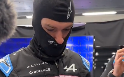 🎥 | Pierre Gasly zit lekker Tour de France te kijken voor hij de auto instapt