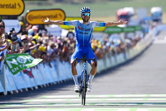 🎥 | Sprinter Michael Matthews klimt vanuit vroege vlucht naar dagzege in 14e etappe Tour de France