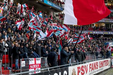 PSV-fans applaudisseren in 28e minuut massaal voor overleden supporter en maat
