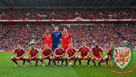 Wales trekt lijn van bijzondere teamfoto door met deze geniale pose (foto)