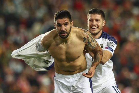 Haha! Servische matchwinnaar Aleksandar Mitrovic trollt 'colaliefhebber' Cristiano Ronaldo