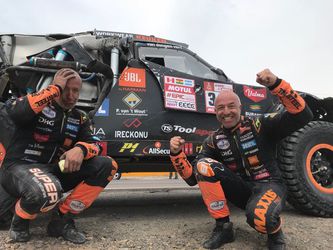 Sports Weekly: Aad de Mos over de titelrace en Dakar met Tim Coronel