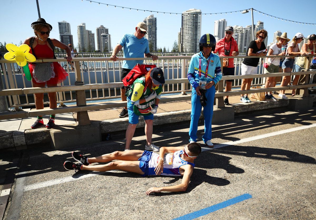 Heftig: marathonloper stort vlak voor de finish in elkaar