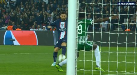 🎥 | Buitenkantje voet! Lionel Messi mikt de bal briljant in de verre hoek