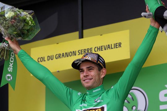 🎥​ | Wout van Aert geeft groene trui aan helpende toeschouwer na lekke band