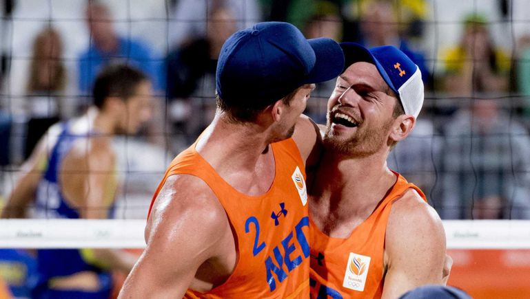 Beachvolleyballers hard feestend na historische plak (video)