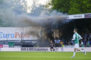 ♻️ | Klimaatneutraal? Tribune in Dordrecht kleurt zwart vanwege rookbom
