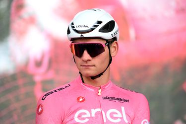 📸 | Foto van jonge Mathieu van der Poel met jurk gaat viraal: 'Geboren voor het roze'