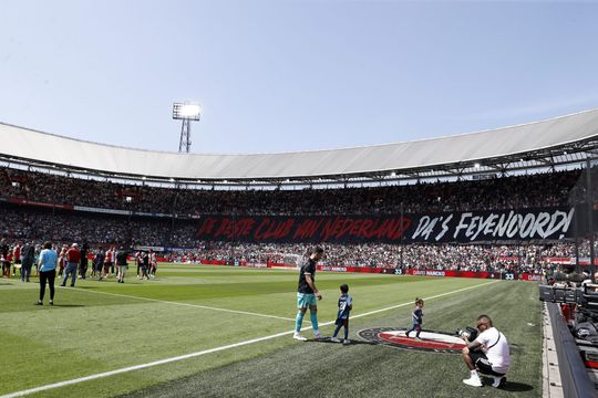 📸 | Spelersvrouwen Giménez en Pedersen staan bij Feyenoord - Vitesse op Vak S