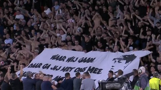 🎥 | Prachtig! Philips Stadion brengt emotioneel eerbetoon aan overleden PSV-fan Mark (25)