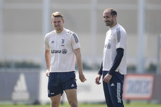 Transferspecialist Fabrizio Romano: 'Chiellini staat open voor een Amerikaans avontuur'