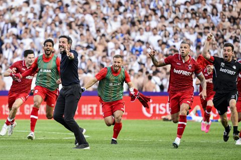 Mark van Bommel over knotsgekke titelwinst: 'Als hij er dan zó in gaat...'