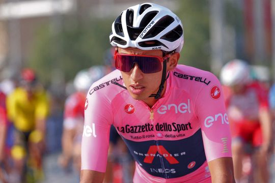 Egan Bernal is een strijder en trapt alweer op de fiets na horrorval in januari