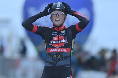 Veldrijdster Fem van Empel wint haar 1e wereldbekercross na val van Marianne Vos