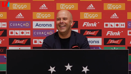 🎥 | Arne Slot moet keihard lachen als Antony op krukken de perszaal binnenloopt