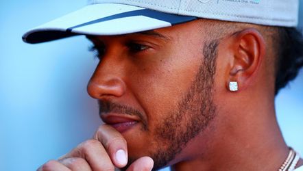 Definitief: Lewis Hamilton voor straf 10 plaatsen naar achteren