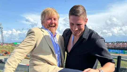 😂 | Geweldig: Koning Willem-Alexander geeft Rico Verhoeven een knietje in Zandvoort