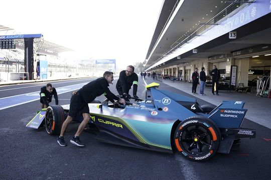 Formule E is weer begonnen! Nederlander Robin Frijns valt uit in Mexico