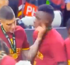 🎥 | Ook Afena-Gyan kreeg klappen van 'grapjas' Gianluca Mancini: 'Zo doet hij altijd'
