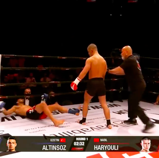🎥 | 'Slopende' Mocro Maffia-acteur Nabil Haryouli krijgt opponent binnen 30 tellen neer