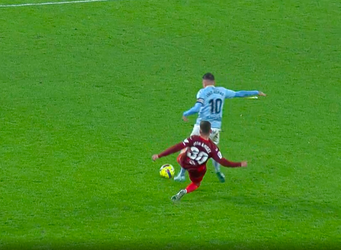 🎥 | Rode kaart voor Sevilla-speler Carmona na ongekende zaag op Iago Aspas