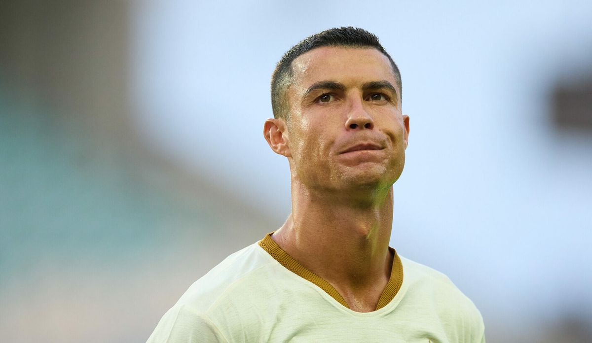 📸 | Relletje in de maak? Nike-speler Cristiano Ronaldo speelt met scheenbeschermers van de concurrent