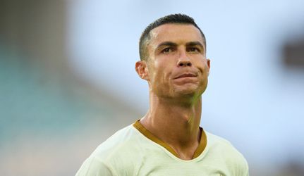 📸 | Relletje in de maak? Nike-speler Cristiano Ronaldo speelt met scheenbeschermers van de concurrent