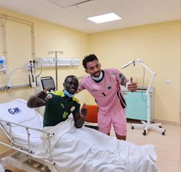 📸 | Eind goed al goed: Mané en Kaapverdische keeper zoeken elkaar op na knalharde botsing