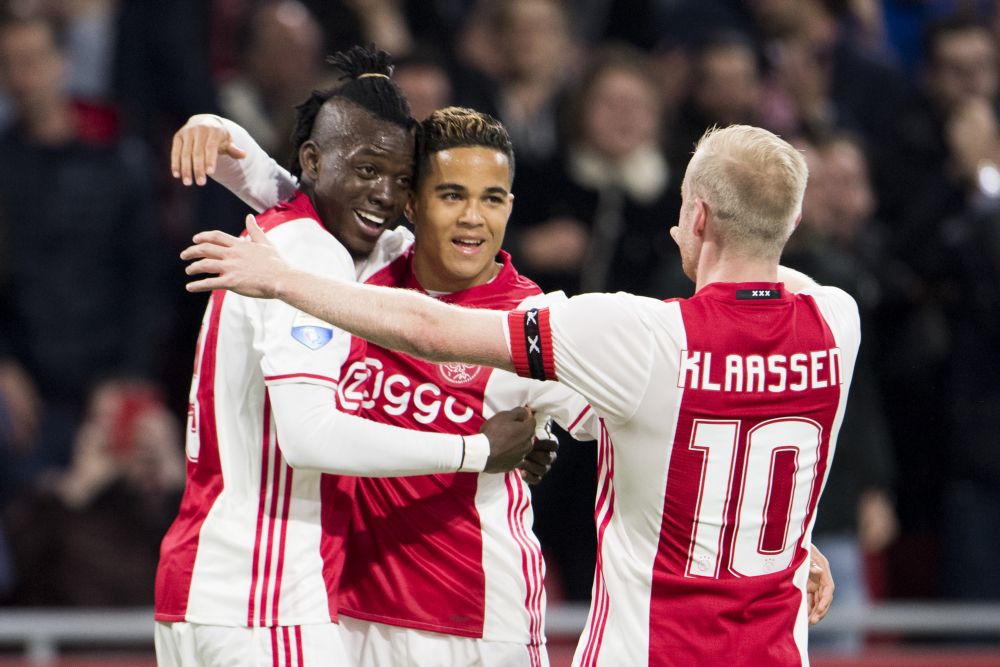 Ajax met Kluivert en Van de Beek tegen Schalke