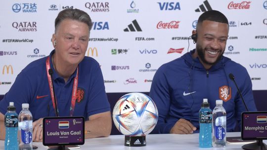 🎥 | Louis van Gaal laat Memphis Depay lachen: 'En nu zoenen we elkaar op de mond!'