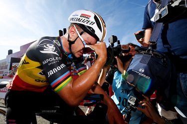 Evenepoel in tranen na ‘Remcotada’: 'Had een hele slechte nacht, veel negatieve gedachten'