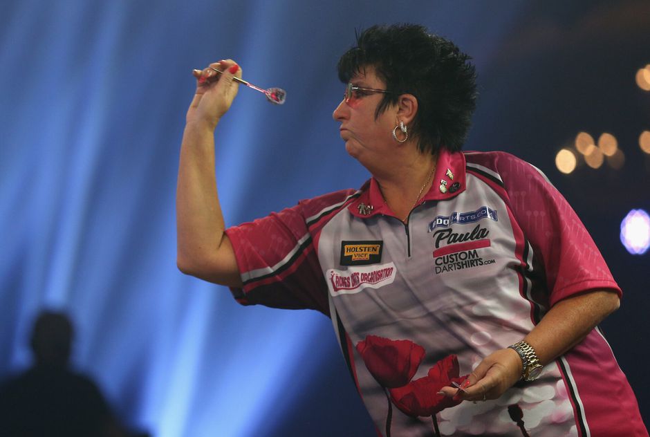 Vrouw die dartsbond BDO sloopte doet vrolijk mee aan Lakeside van WDF