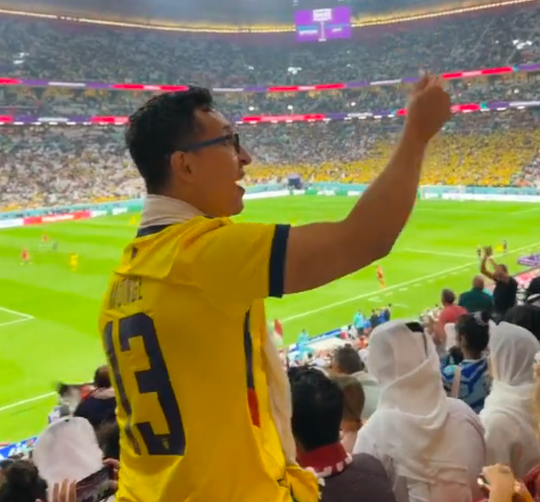 🎥 | Ecuador-fan maakt geldgebaar op tribune, Qatarees woest: 'Sit down, shut the fuck up!'