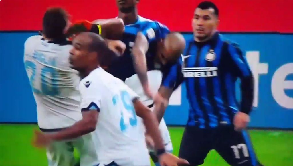 Felipe Melo bewijst ook te kunnen kickboksen (video)