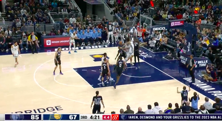 🎥💥 | KA-BOOM! Ja Morant dunkt zo over Jalen Smith heen