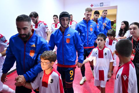 Dit is waarom Barcelona-speler Gavi met een badmuts speelt