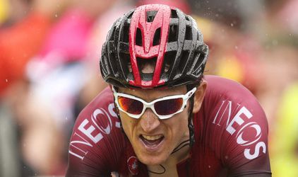 Valpartij in de Tour de France: Geraint Thomas smakt op het asfalt (video)