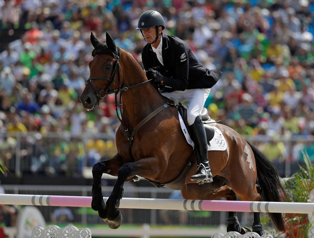 Olympisch eventingkampioen Mark Todd slaat paard en krijgt terecht schorsing op de broek