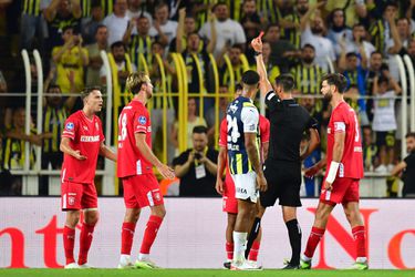 🎥 🟥  | ROOD REGEER! FC Twente met 10 man verder tegen Fenerbahçe na glijdend been