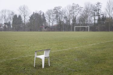 Hoofdklasse-duel gestaakt: Alcides-trainer gooit stoel naar grensrechter