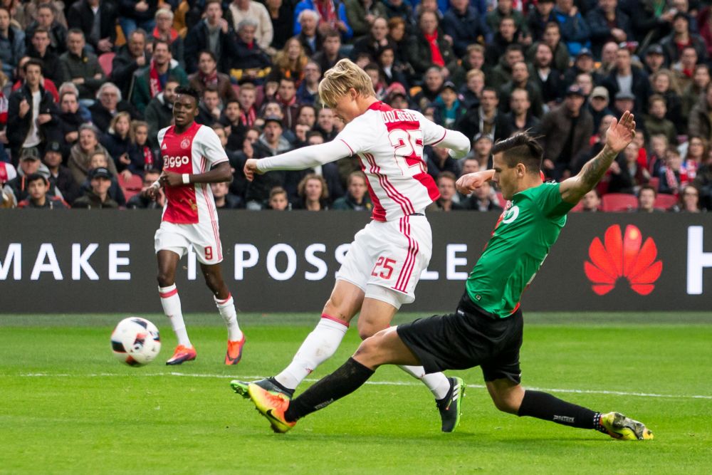 Dolberg geeft showtje weg bij dikke winst Ajax tegen NEC