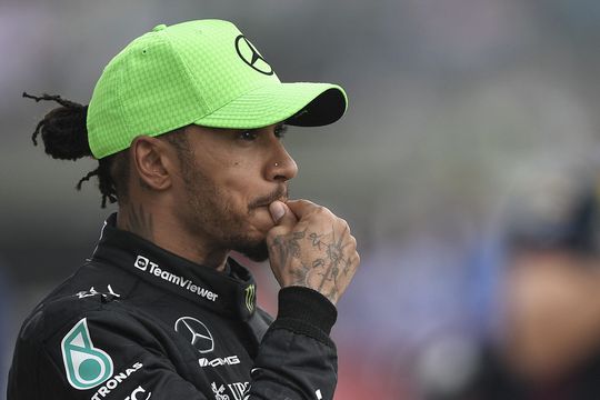 📸 | Lewis Hamilton en Shakira over en uit? F1-coureur viert vakantie met Noorse influencer