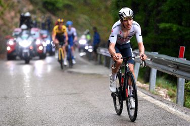 Loodzware 16e Giro etappe: João Almeida wint, Primoz Roglic grote verliezer