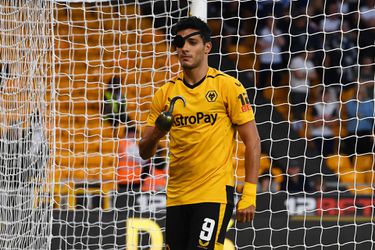 😂🏴‍☠ | Piraat Raul Jimenez viert doelpunt met ooglapje en een haak
