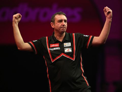 Ex-wereldkampioen en Barneys plaaggeest Richie Burnett pakt ticket voor WK darts