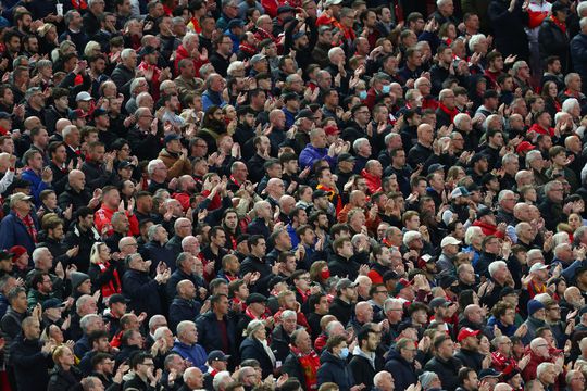 🎥 | Prachtig moment op Anfield: fans klappen massaal voor Cristiano Ronaldo in 7e minuut