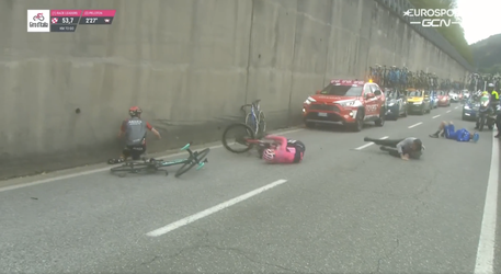 🎥💥 | Wat doet 'ie nou? Giro-renner getackeld door klungelige mechanieker