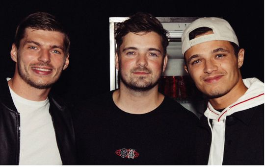 📸 | Feestend de zomerstop in: Max Verstappen poseert met goede vriend Martin Garrix