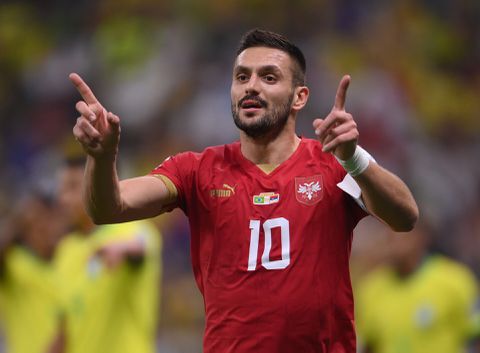 Dit zijn de opstellingen van Kameroen (zonder Onana) en Servië (met Tadic)