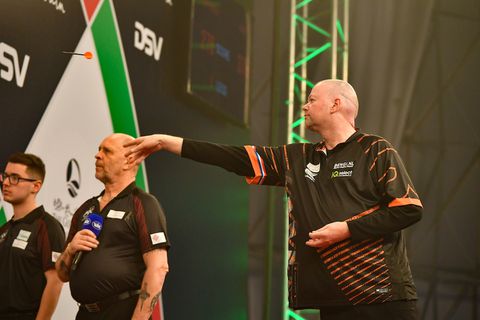 Raymond van Barneveld gooit zich naar wedstrijd tegen Van Gerwen op Euro Tour 2
